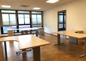 LUMINOSA OFICINA COWORKING EN ALQUILER