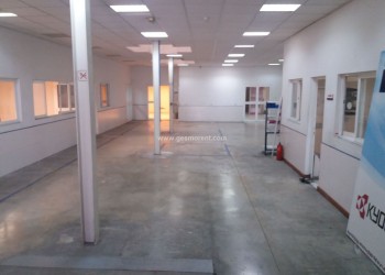 EDIFICIO DE OFICINAS CON NAVE TRASERA